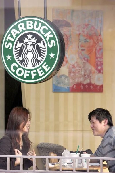 Čínští Zákazníci Mají Kávu Kavárně Starbucks Coffee Šanghaji Března 2005 — Stock fotografie