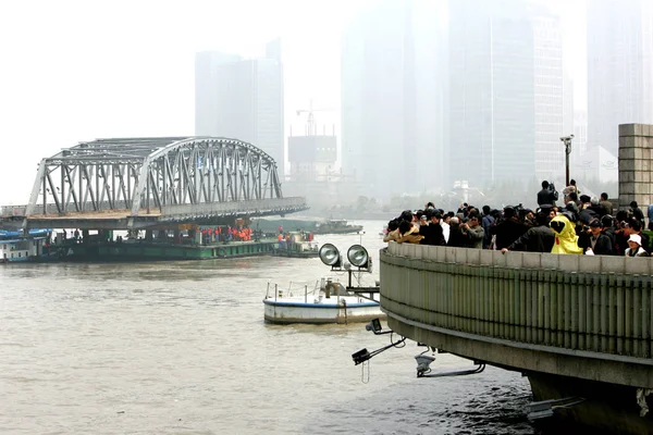 2008년 상하이 황푸강의 바지선에서 와이바이두 다리의 일부를 수송하는 노동자들의 모습을 — 스톡 사진