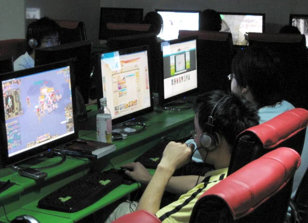 2009年9月24日 中国东部安徽省芜湖市一家网吧 年轻的中国网民玩网络游戏 — 图库照片