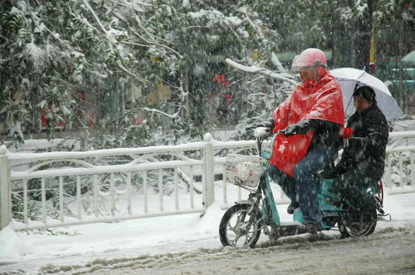 Chinese Fietsers Rijden Hun Elektrische Fiets Een Zware Sneeuwval Zhoukou — Stockfoto