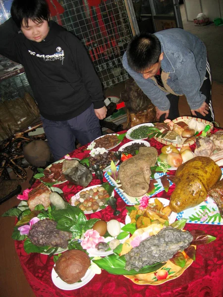 Locals Appreciate Big Dish Made Stones Exhibited Stone Market Northeast — Stock Photo, Image