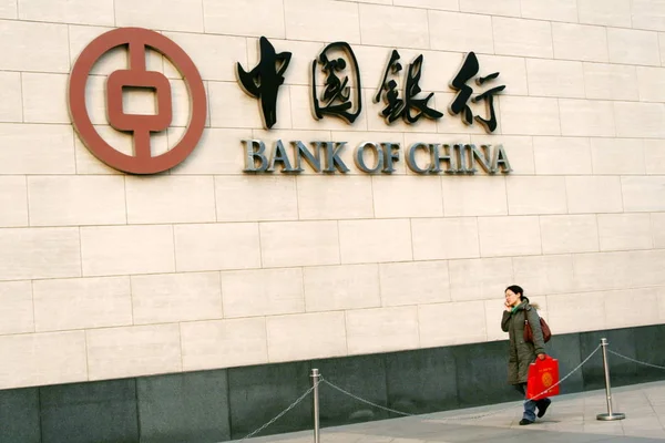 Kinesisk Kvinna Går Förbi Högkvarter Och Huvudkontor Bank China Boc — Stockfoto