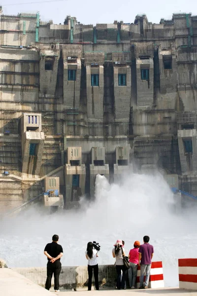 People Look Water Being Discharged Dam Xiaowan Hydropower Station Southwest — Stock Photo, Image