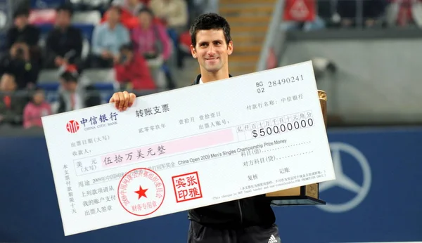 Novak Djokovic Dari Serbia Menunjukkan Cek Untuk Hadiah Uang Gelar — Stok Foto