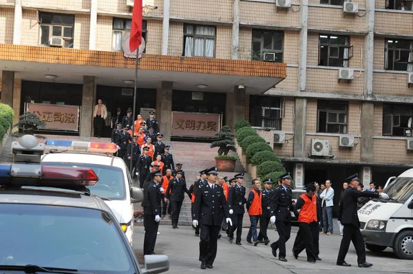 Los Seguidores Xie Caiping Madrina Del Inframundo Chongqing Esposados Vestidos — Foto de Stock