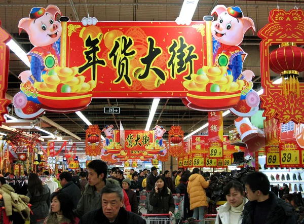 中国の買い物客は 中国山東省の首都 済南で中国の伝統的な旧暦の新年に先立ってショッピングセンターで商品を選択します 2007年1月25日 — ストック写真