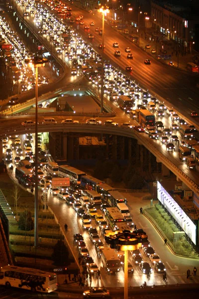 Nachtansicht Von Massen Von Autos Und Bussen Die Langsam Unterwegs — Stockfoto