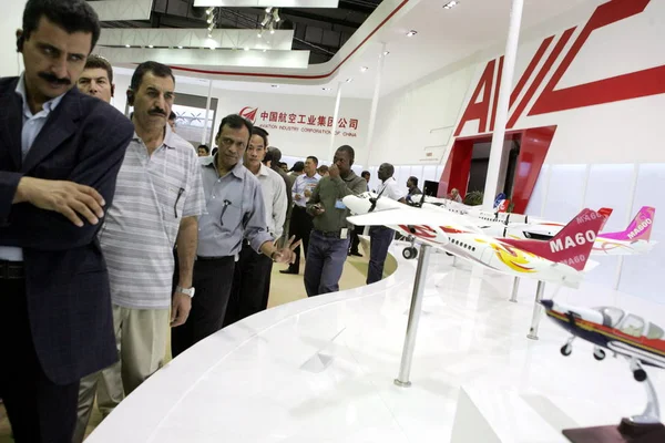 Visitatori Guardano Modelli Aerei Presso Stand Aviation Industry Corporation China — Foto Stock