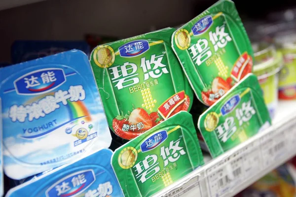 Des Tasses Yaourt Danone Sont Vente Dans Supermarché Shanghai Juin — Photo