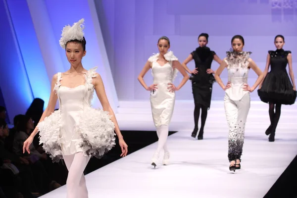 Modellek Felvonuláson Célkeresztet Kínai Divat Ház Invitational Verseny Melyik Showcases — Stock Fotó