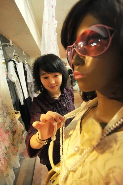 Une Jeune Chinoise Prépare Pour Ouverture Boutique Fuzhou Province Fujian — Photo