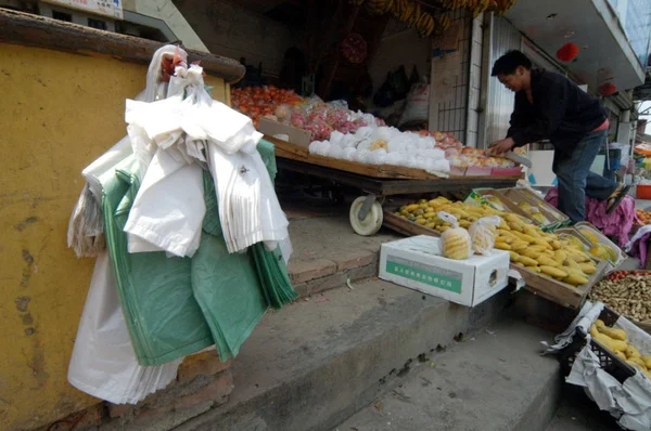 Vue Des Sacs Plastique Pour Les Clients Dans Magasin Fruits — Photo