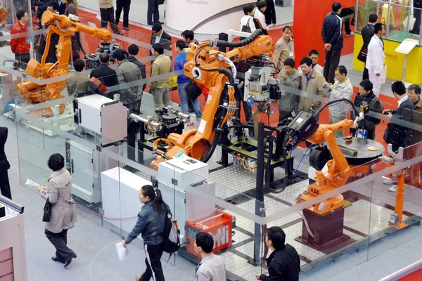 Επισκέπτες Κοιτάξτε Ρομποτικά Όπλα Στην Οθόνη Κατά Διάρκεια Της Κίνα — Φωτογραφία Αρχείου