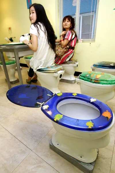 Chińskie Młode Kobiety Siedzą Siedzeniach Toaletowych Podczas Jedzenia Żywności Restauracji — Zdjęcie stockowe