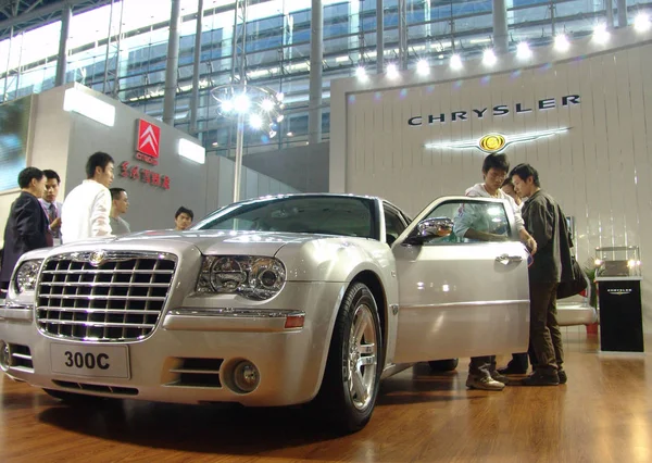 File Photo Dated November 2005 Shows Chinese Visitors Viewing Chrysler — Stock Photo, Image