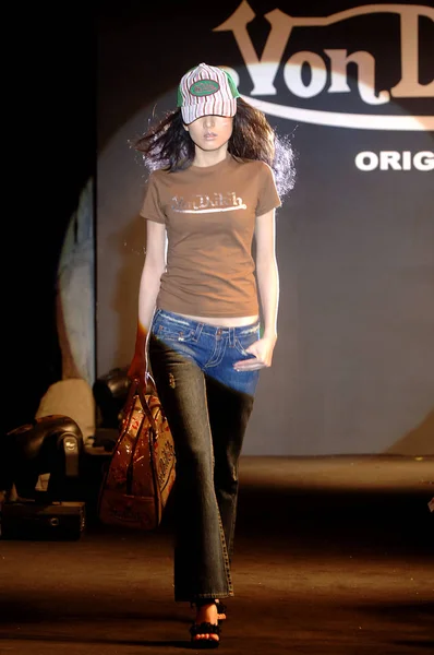 Modelo Exibe Últimas Criações Von Dutch 2007 Summer Collection Xangai — Fotografia de Stock