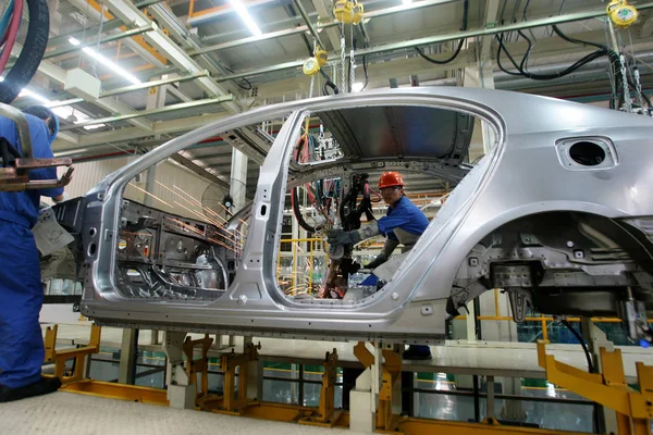 Trabajadores Fábricas Chinas Ensamblan Automóvil Línea Producción Una Planta Automóviles — Foto de Stock