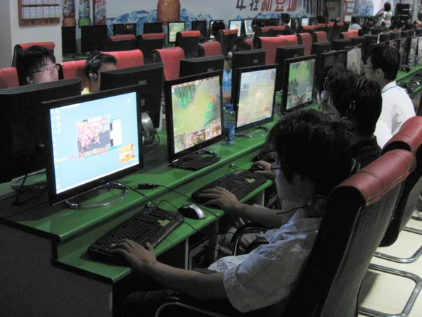 File Young Chinese Internet Users Play Online Games Internet Cafe — Stock Photo, Image