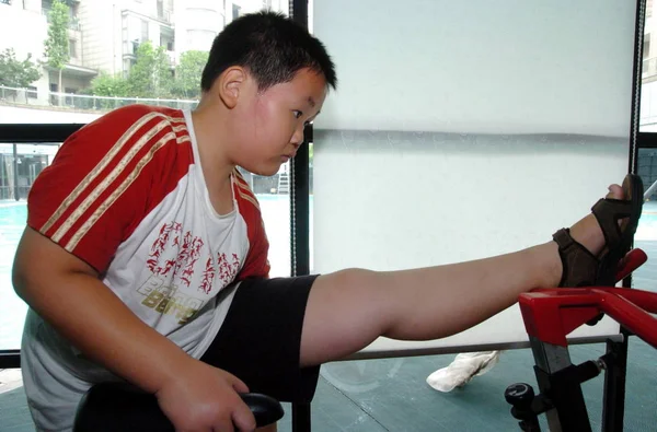 2009年7月25日 在中国浙江省东部杭州市一家健身中心举行的减肥夏令营中 一名肥胖的中国儿童在锻炼 — 图库照片