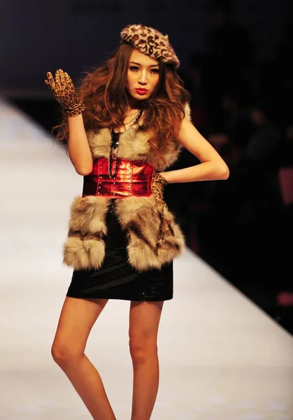 Čínský Model Představuje Pekingu Girl Fashion Show Během Čínské Módní — Stock fotografie