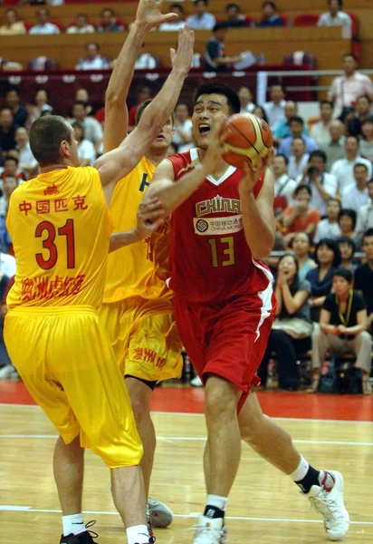 Kinas Yao Ming Rätt Konkurrerar Med Spelare Melbourne Tigers Vänlig — Stockfoto