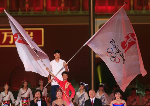 Kinesiska Basket Stjärnan Yao Ming Innehar Flagga Beijing 2008 Fest — Stockfoto