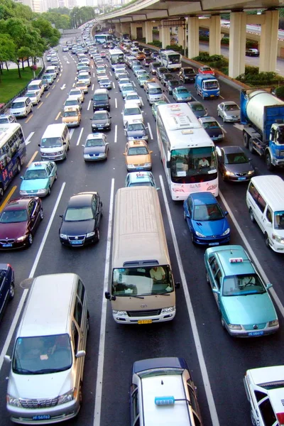 Masy Samochodów Autobusów Postrzegane Zatłoczenie Godzinach Szczytu Szanghaju Chiny Czerwca Obraz Stockowy