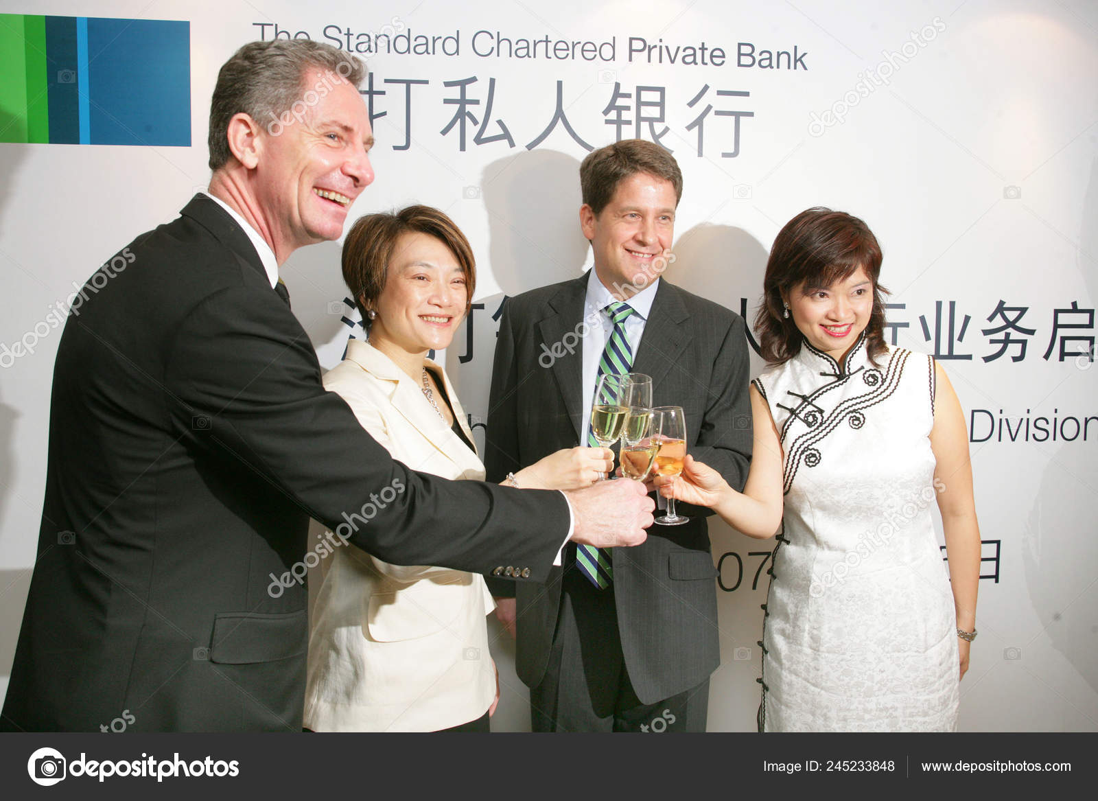 渣打私人银行董事总经理埃文斯先生渣打银行有限公司总裁曾景轩渣打银行全球私人银行业务主管彼得弗拉维尔渣打银行总裁叶阳世明——