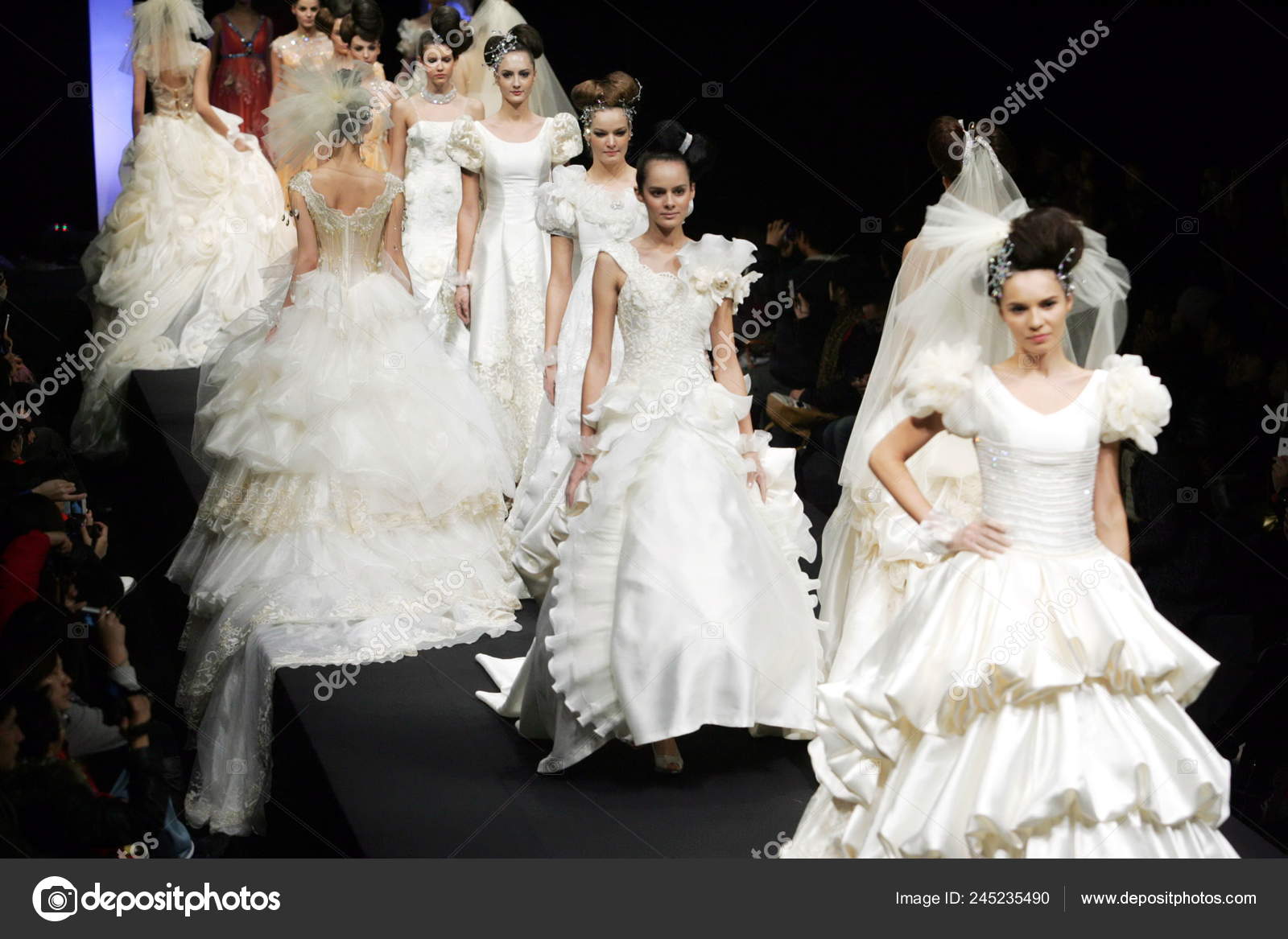 Models Parade Tsaimeiyue Wedding Gowns Fashion Show China Fashion Week –  Stock Editorial Photo © ChinaImages #245235490