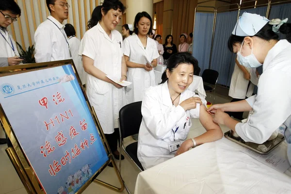Kinesisk Sjuksköterska Injicerar Läkare Med H1N1 Influensavaccin Vid Barnens Sjukhus — Stockfoto