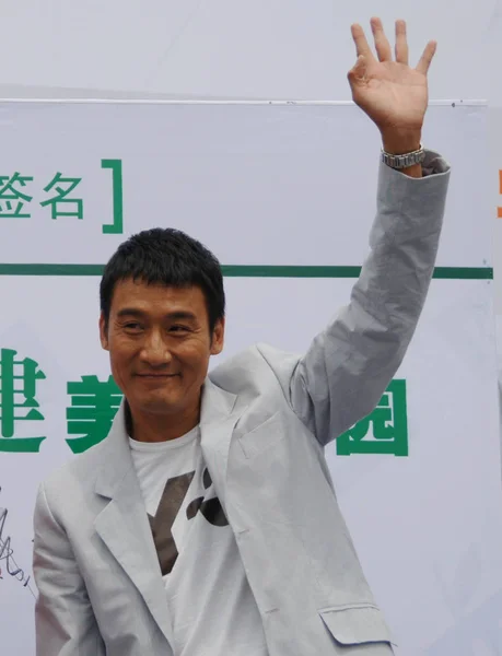 Hongkongský Herec Tony Leung Vlny Jeho Fanouškům Během Prostředí Ochranu — Stock fotografie