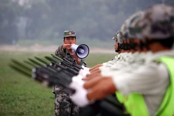Tentara Milisi Tiongkok Berolahraga Selama Sesi Latihan Parade Militer Desa — Stok Foto