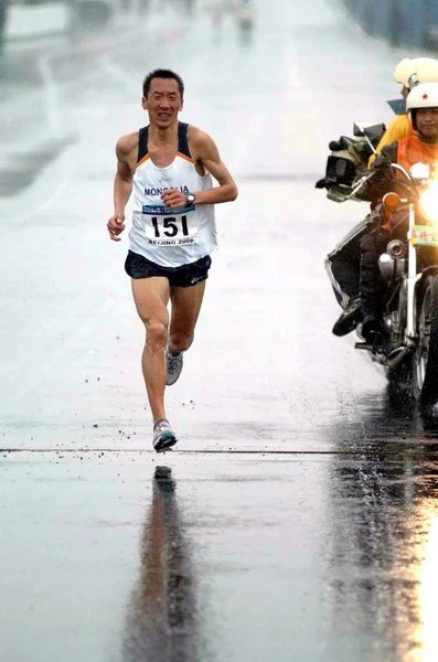 2008年4月20日 在北京举行的 好运北京马拉松赛 蒙古人 Serod Batochir 在北京街头奔跑 巴托奇尔在 分的比赛中获胜 中国选手李竹红位居第二 — 图库照片
