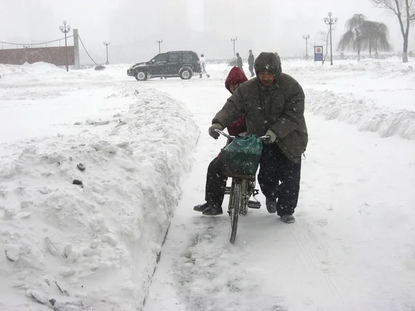 Κινέζοι Κάτοικοι Της Περιοχής Περπατούν Βαρύ Χιόνι Στο Χιονισμένο Δρόμο — Φωτογραφία Αρχείου