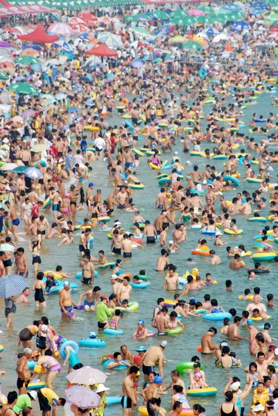 Nyaralók Crowd Egy Tengerparti Üdülőhely Dalian Város Északkelet Chinas Liaoning — Stock Fotó