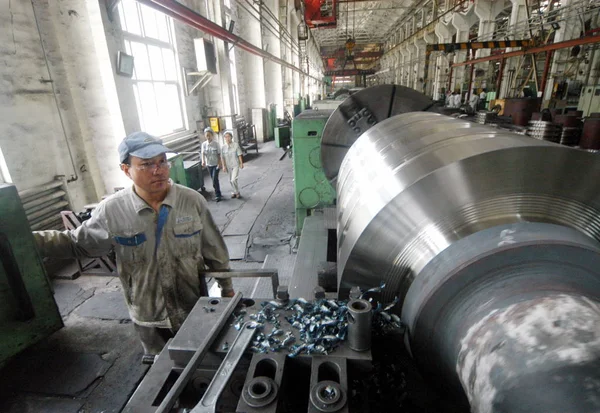 Китайский Рабочий Перерабатывает Металлопродукцию Заводе Sinosteel Xingtai Machinery Mill Roll — стоковое фото