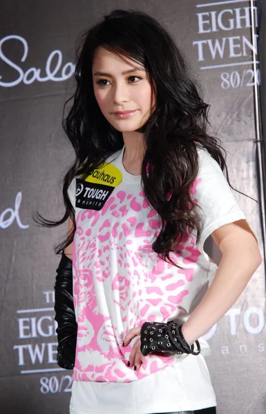 2009年12月8日 香港歌手兼女演员钟吉莲在中国上海举行的宣传时尚品牌包豪斯 槽的活动中被看到 — 图库照片