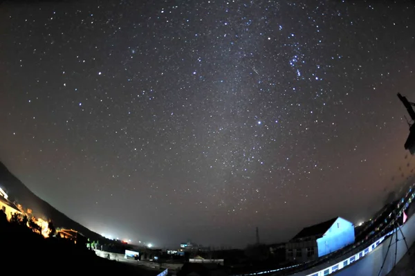 Βροχή Μετεωριτών Του Geminid Εμφανίζεται Στον Νυχτερινό Ουρανό Πάνω Από — Φωτογραφία Αρχείου