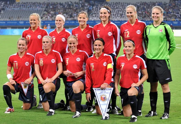 Mitglieder Der Startformation Der Norwegischen Frauenfußballnationalmannschaft Posieren Vor Dem Wettkampf — Stockfoto