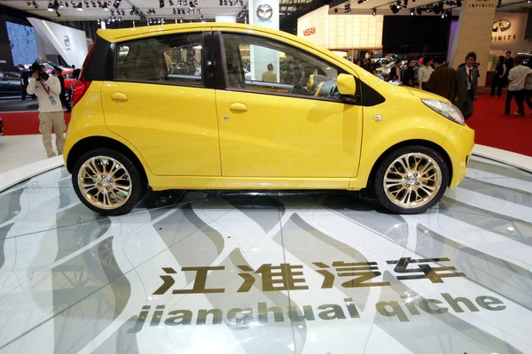 Modelo Posa Lado Carro Jac Anhui Jianghuai Automobile Ltd Exposição — Fotografia de Stock