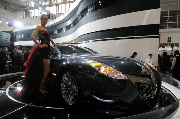 Visitors Look Model Posing Geely Concept Roadster Auto China 2008 — Stock Photo, Image