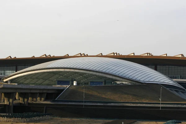 มมองภายนอกของอาคารผ โดยสารใหม ของสนามบ นนานาชาต แคปป ตอล ในป มภาพ 2008 — ภาพถ่ายสต็อก