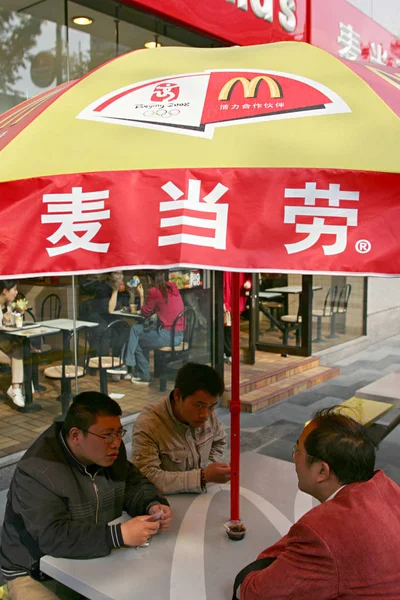 Clientes Chinos Restaurante Mcdonalds Shanghai Abril 2007 — Foto de Stock