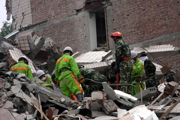 Chinese Rescue Workers Search Victims Potential Survivors Ruins Houses Which — Stock Photo, Image