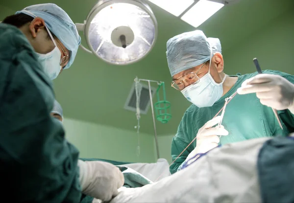 Κινέζοι Γιατροί Δραστηριοποιούνται Έναν Ασθενή Οποίος Τραυματίστηκε Στον Μαζικό Σεισμό — Φωτογραφία Αρχείου