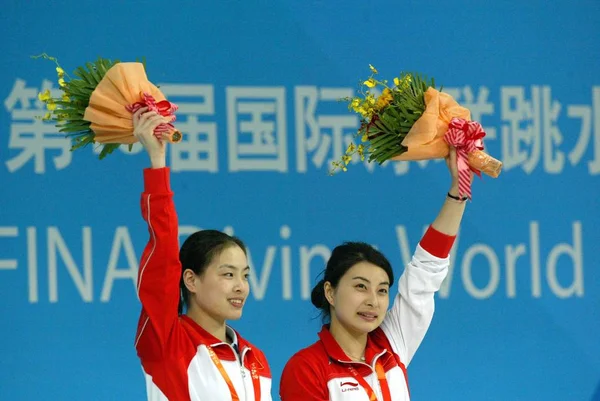 Chinas Minxia Guo Jingjing Saludan Los Aficionados Después Ganar Trampolín —  Fotos de Stock