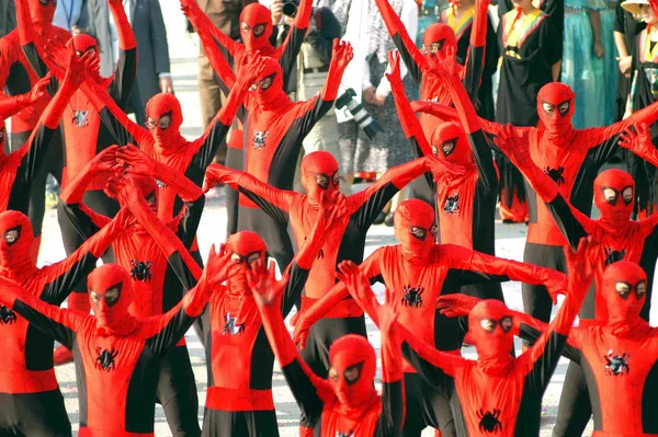 Chiński Spider Men Reagują Podczas Imprezy Złoty Kogut Hundred Kwiatów — Zdjęcie stockowe