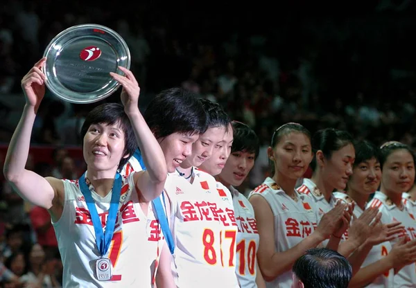 Гравці Китайського Національного Жінок Волейбольна Команда Святкувати Подіумі Після Вони — стокове фото
