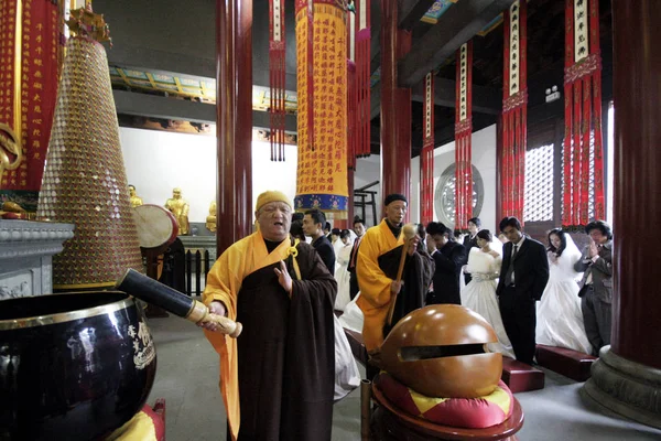 Patrullaje Monjes Chinos Junto Recién Casados Chinos Durante Una Ceremonia — Foto de Stock