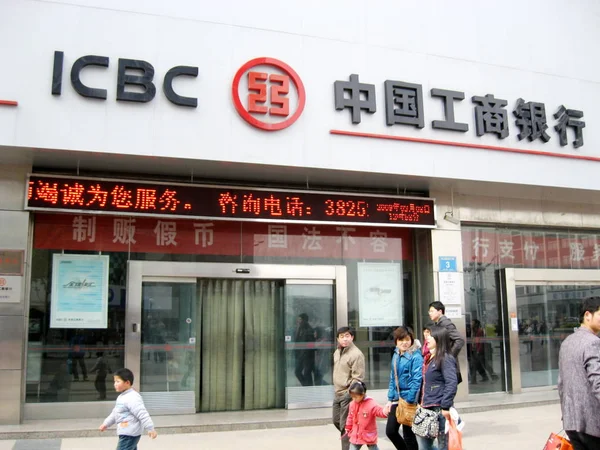 Місцеві Китайські Громадяни Ходять Повз Філію Icbc Промисловий Комерційний Банк — стокове фото